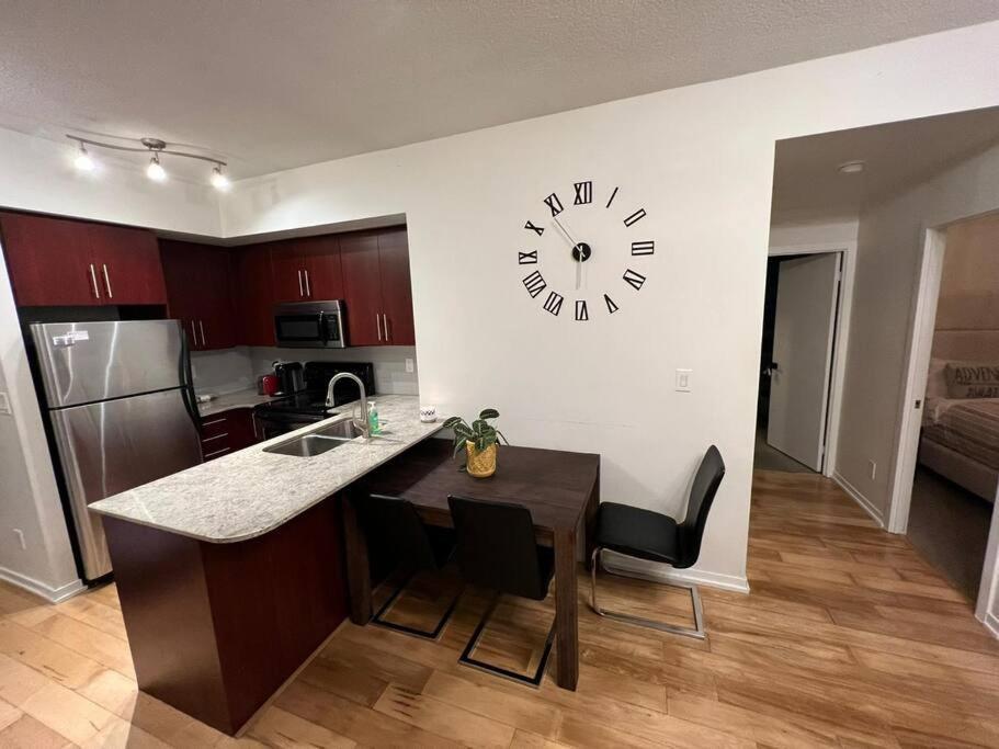 Prestigious 2-Bdrm Condo - Across From Scotiabank Arena Toronto Ngoại thất bức ảnh