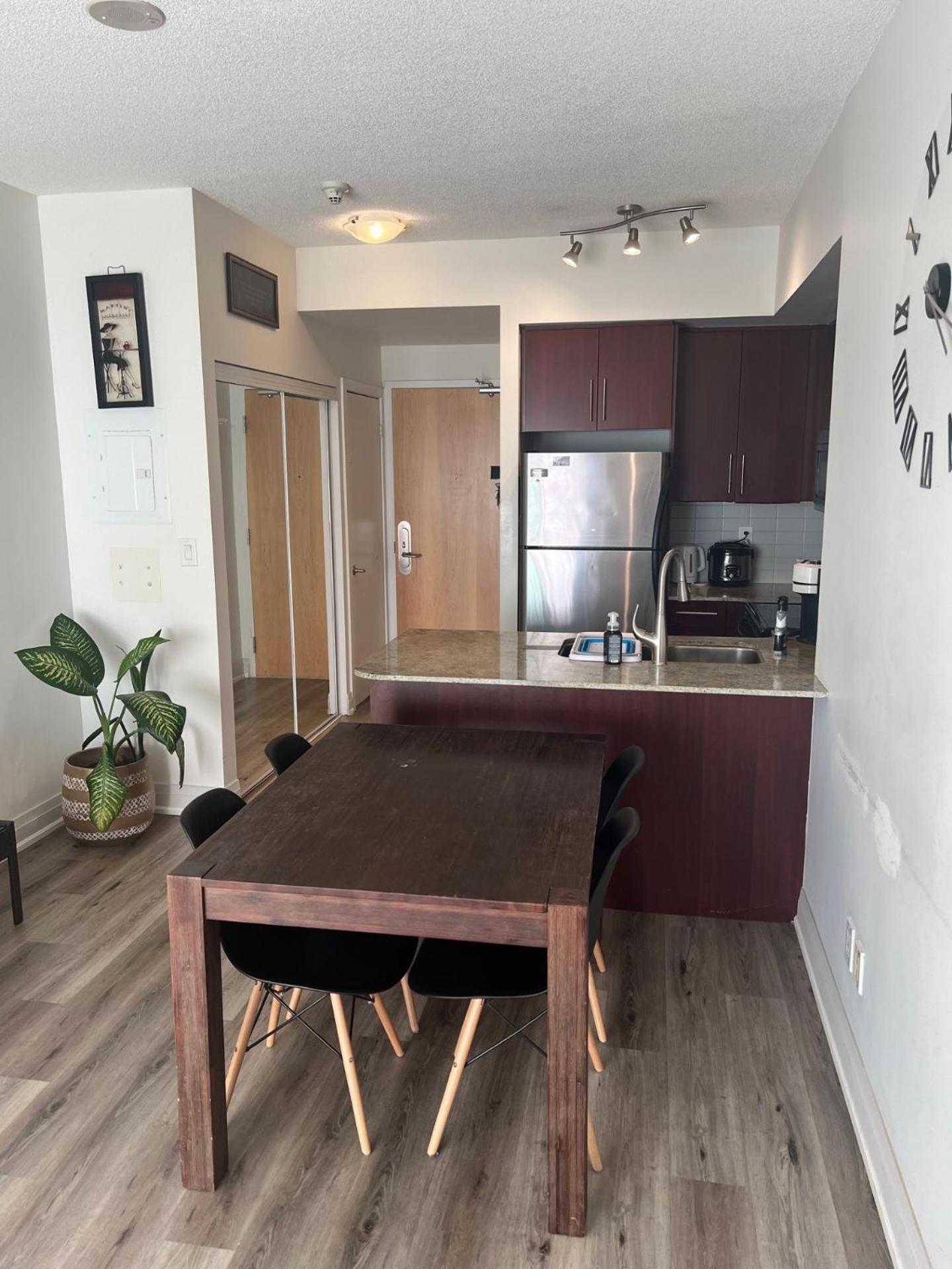 Prestigious 2-Bdrm Condo - Across From Scotiabank Arena Toronto Ngoại thất bức ảnh